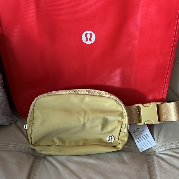 Last one!! NWT Lululemon Everywhere Belt Bag - Picture 2 of 10